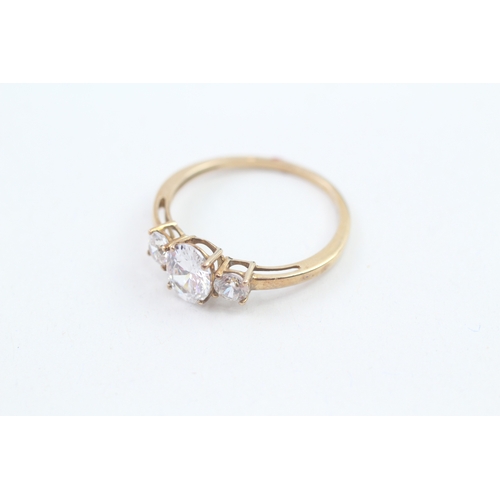 147 - 9ct gold cubic zirconia trilogy ring, claw set (2.1g)