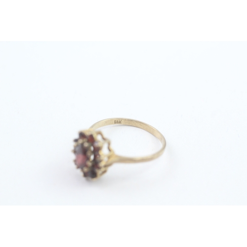 149 - 9ct gold vintage garnet dress ring, claw set (2.3g)