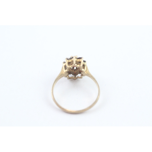 149 - 9ct gold vintage garnet dress ring, claw set (2.3g)
