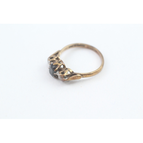 150 - 9ct gold vintage sapphire & diamond trilogy ring (2.2g)