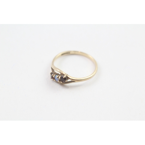 156 - 9ct gold vintage opal & garnet three stone ring (1.2g)