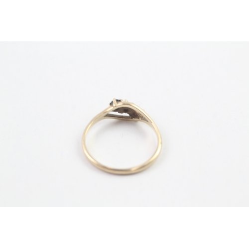 156 - 9ct gold vintage opal & garnet three stone ring (1.2g)