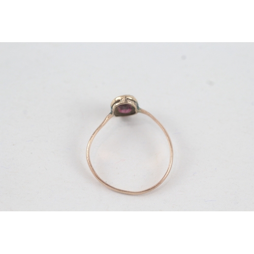 160 - 9ct gold oval cut garnet dress ring, bezel set (0.7g)