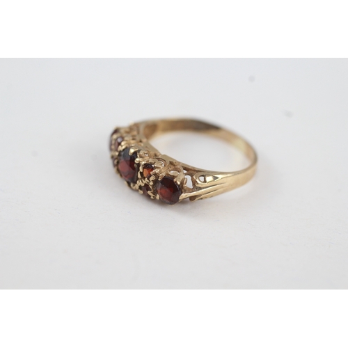 161 - 9ct gold vintage garnet ring (2.1g)
