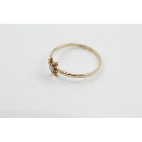 186 - 9ct gold c set floral stacking ring (0.9g)