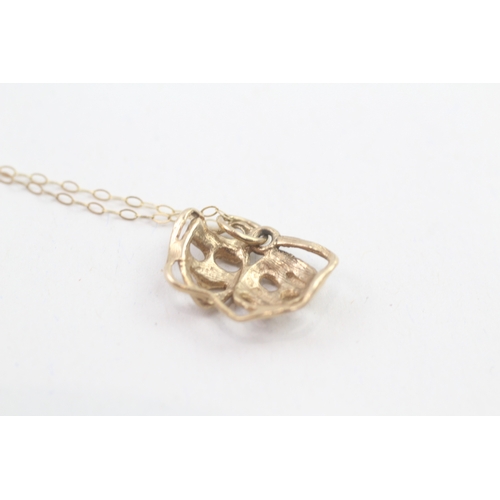 200 - 9ct gold theatre mask pendant necklace (1.9g)