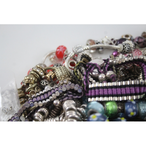 228 - 2.1kg assorted fashion charms and bracelets