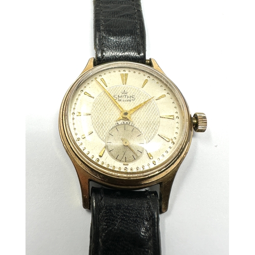 432 - Vintage Smiths De Luxe gents wristwatch the watch winds and ticks