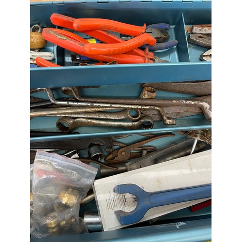 324 - Metal tool box and a selection of assorted tools