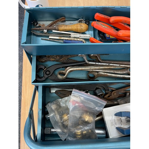 324 - Metal tool box and a selection of assorted tools