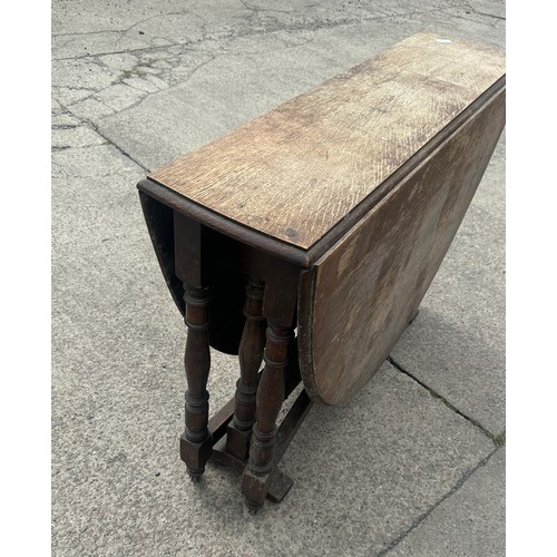 386 - Oak gate leg table measures approximately Height 29 inches, Width 42 inches, Width 12 inches