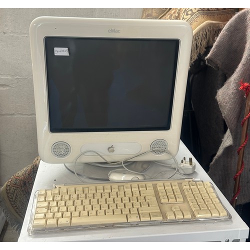 393 - Emac monitor with key board and mouse - untested