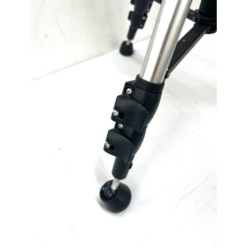 61 - Pivot point universal Tri-pod for hairdressing mannequin head