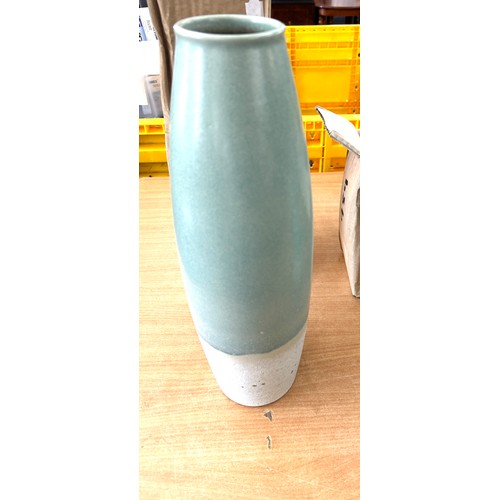 353 - Selection of brand new in box ceramic vases tallest measures approx 16 inches tall
Approx 14 vases