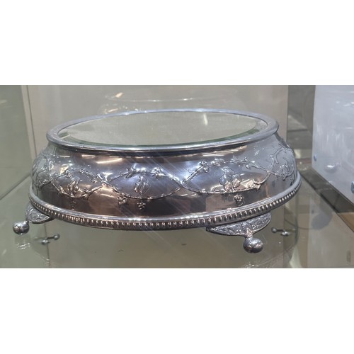 569 - Wedding cake stand with bevelled mirror to 42 cm diameter