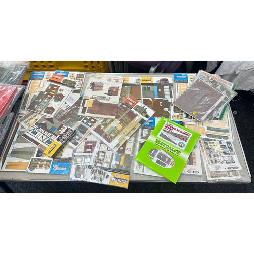 350 - Selection of super quick model kit railway buildings including loft, bus depot, libary etc