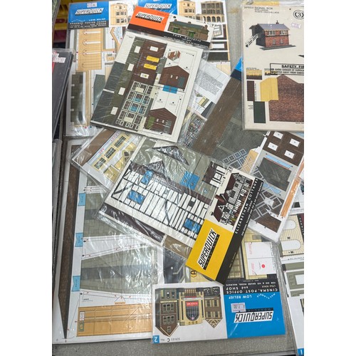 350 - Selection of super quick model kit railway buildings including loft, bus depot, libary etc