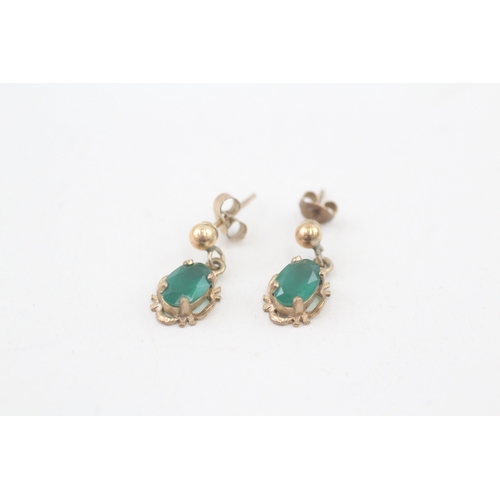 141 - 9ct gold chrysoprase drop earrings (0.9g)