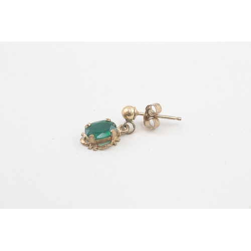 141 - 9ct gold chrysoprase drop earrings (0.9g)