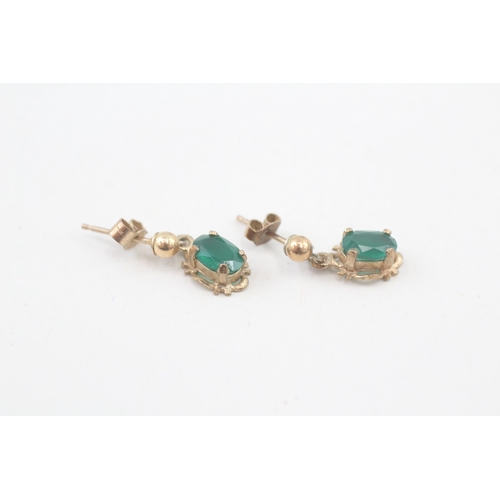 141 - 9ct gold chrysoprase drop earrings (0.9g)