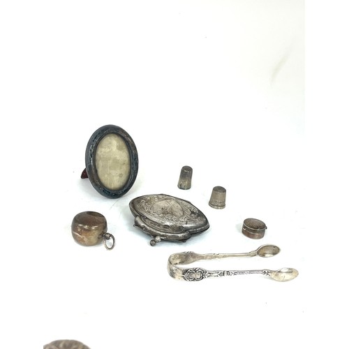 543 - Selection of silver items includes purse, photo frame, thimbles etc