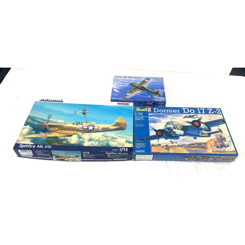 40 - Selection of model kits to include Hobby Boss Italian MC.200 Saetta, Revell Dornier DO 17 Z-2 and Ed... 