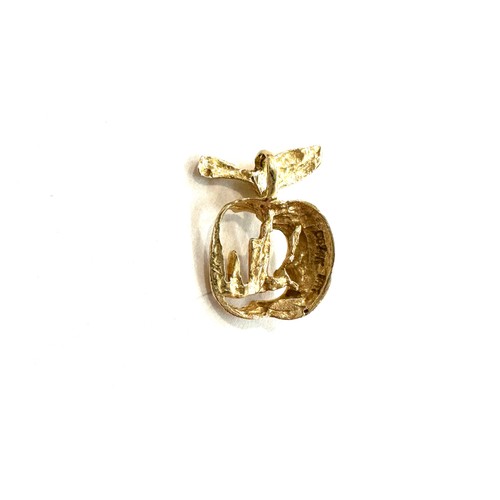 527 - 9ct Gold new york apple charm, 0.8 grams