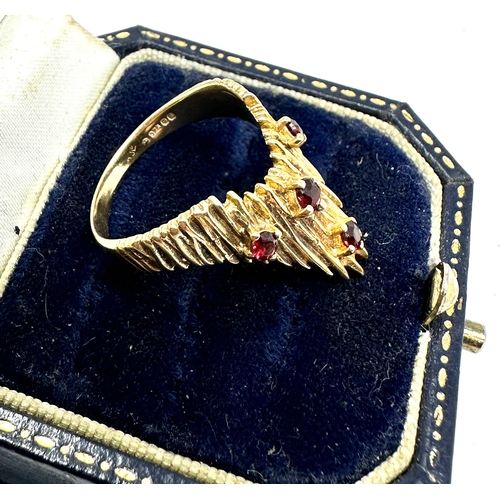 97 - 9ct gold & garnet chevron ring weight 4.5g