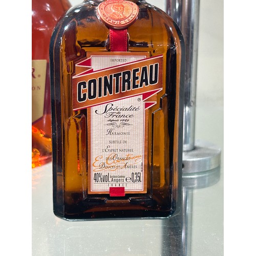 570 - 2 bottles of alcohol to include Courvoisier VS Cognac 1 litre bottle, Cointreau 35cl