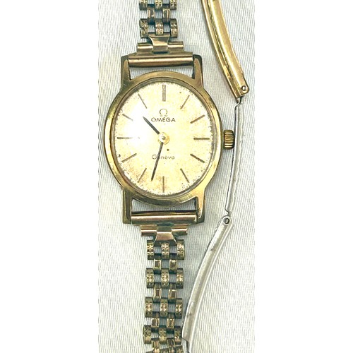 532A - Ladies 9ct gold cased wristwatch (strap not gold), untested, 2 ladies Seiko wristwatches both untest... 