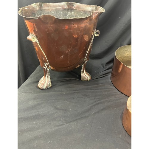 165 - Selection of copper ware to include large saucepan, small saucepan, bucket on legs etc