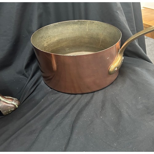 165 - Selection of copper ware to include large saucepan, small saucepan, bucket on legs etc