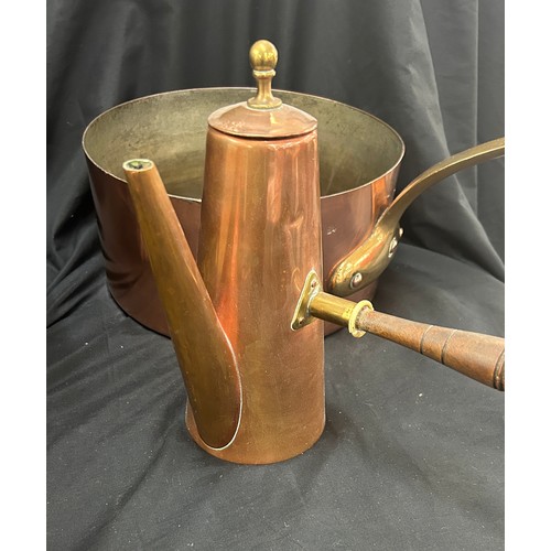 165 - Selection of copper ware to include large saucepan, small saucepan, bucket on legs etc