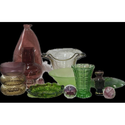 187 - Selection art glassware to include vases, bowls, largest piece measures approximately height 15 inch... 