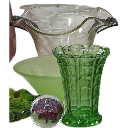 187 - Selection art glassware to include vases, bowls, largest piece measures approximately height 15 inch... 