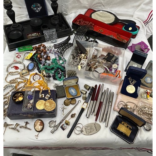 561 - Crate of Costume Jewellery, Parker Pen, Badges, Watches, Ronson Lighter, Wedgewood Brooches etc Larg... 