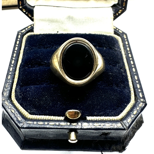 124 - 9ct gold black onyx signet ring weight 4.8g