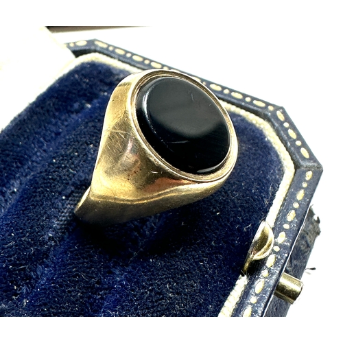 124 - 9ct gold black onyx signet ring weight 4.8g