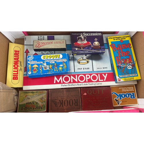 208 - Collection of 32 vintage and antique indoor parlour board games, including the Cadbury dairy box 007... 