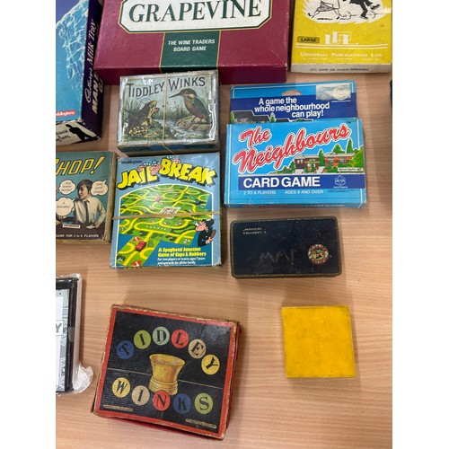 208 - Collection of 32 vintage and antique indoor parlour board games, including the Cadbury dairy box 007... 