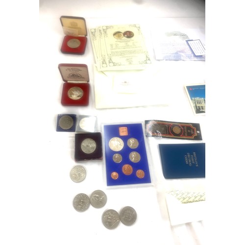 428 - Selection of assorted coins includes Elvis presley crowns, coin sets