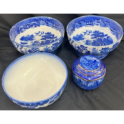 25 - Selection blue and white oriental bowls and a ginger jar