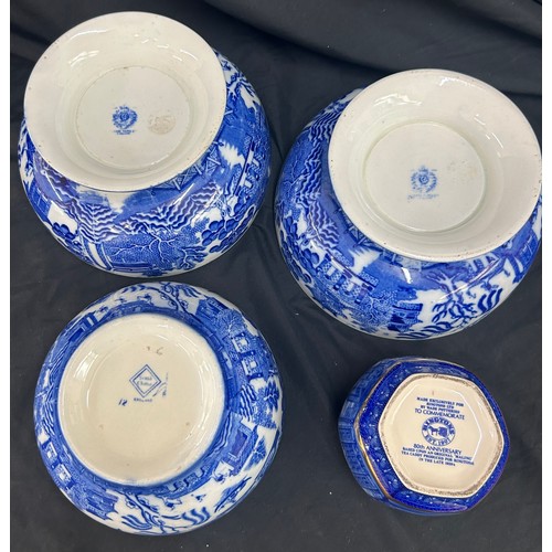 25 - Selection blue and white oriental bowls and a ginger jar