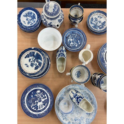 152 - Large selection vintage and later blue and white pottery to inclue teapot, creamers, plates, bowls c... 