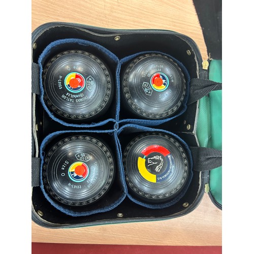 33 - Set bowls in carrycase