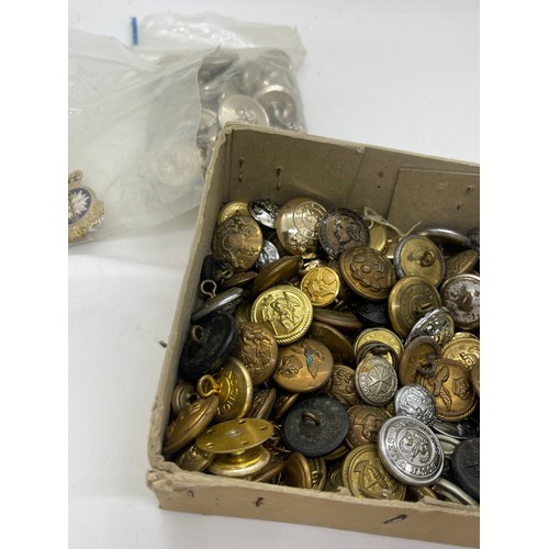 497 - Box of assorted vintage military and police badges including Royal Artillery, RAF and Welsh Guards. ... 