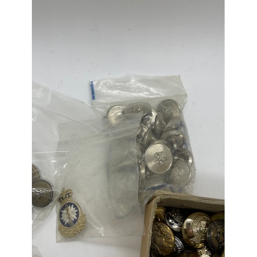 497 - Box of assorted vintage military and police badges including Royal Artillery, RAF and Welsh Guards. ... 