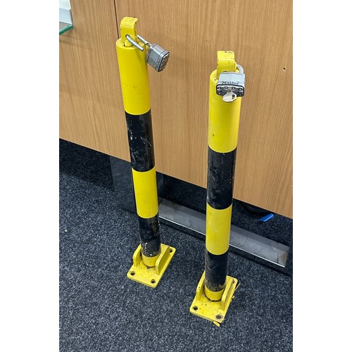 100S - Set of Anti theft bollards with lock and one key