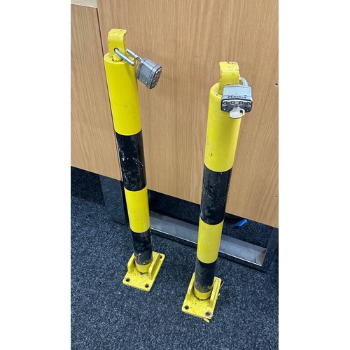 100S - Set of Anti theft bollards with lock and one key