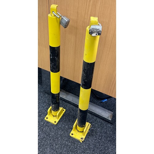 100S - Set of Anti theft bollards with lock and one key